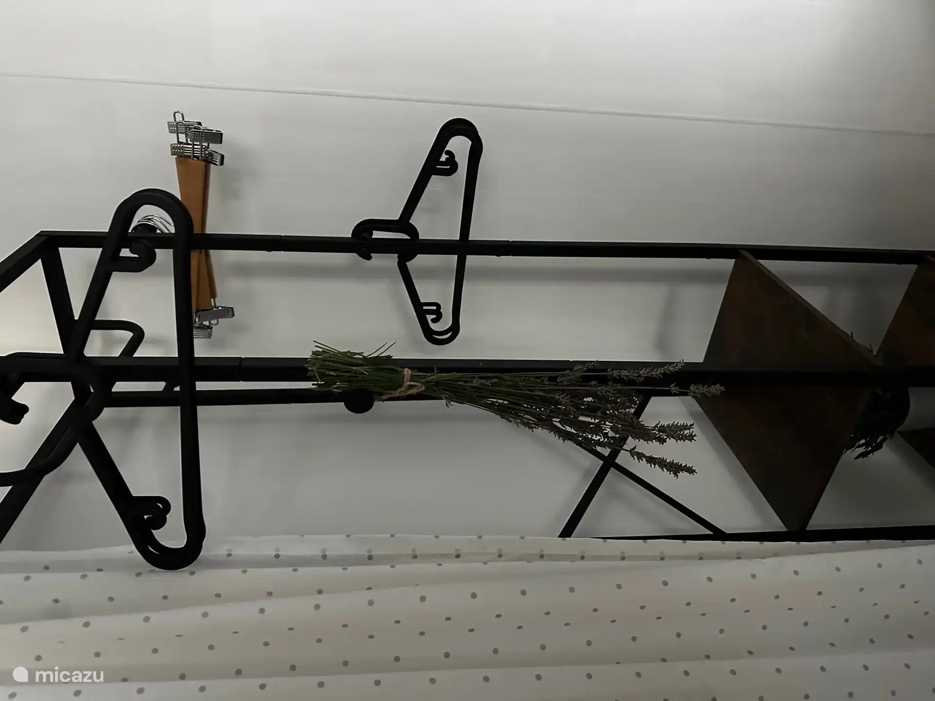 Offener Kleiderschrank im Schlafzimmer 1