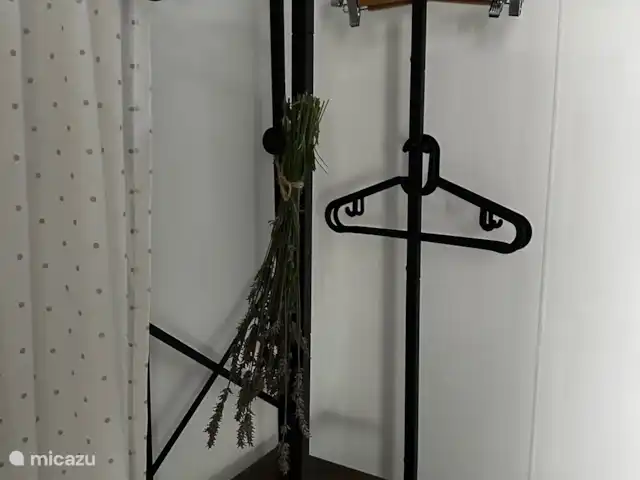 Vacquières, Parc le Duc n° 262 | France, Hérault, Vacquières - chalet Armoire ouverte dans la chambre 1