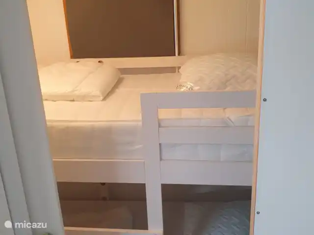 Vacquières, Parc le Duc n° 262 | France, Hérault, Vacquières - chalet Chambre 3. Cette chambre est très petite ! Il y a un lit superposé (80/200 cm), mais il ne reste plus beaucoup d’espace.