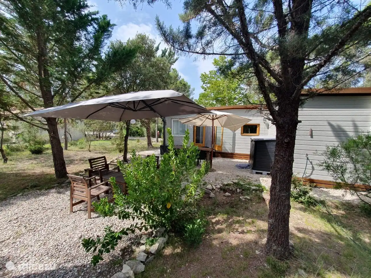 Blick auf das Chalet und die Terrasse von der Rückseite des Gartens
