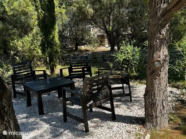 Vacquières, Parc le Duc n° 262 | France, Hérault, Vacquières - chalet coin salon avec grand parasol