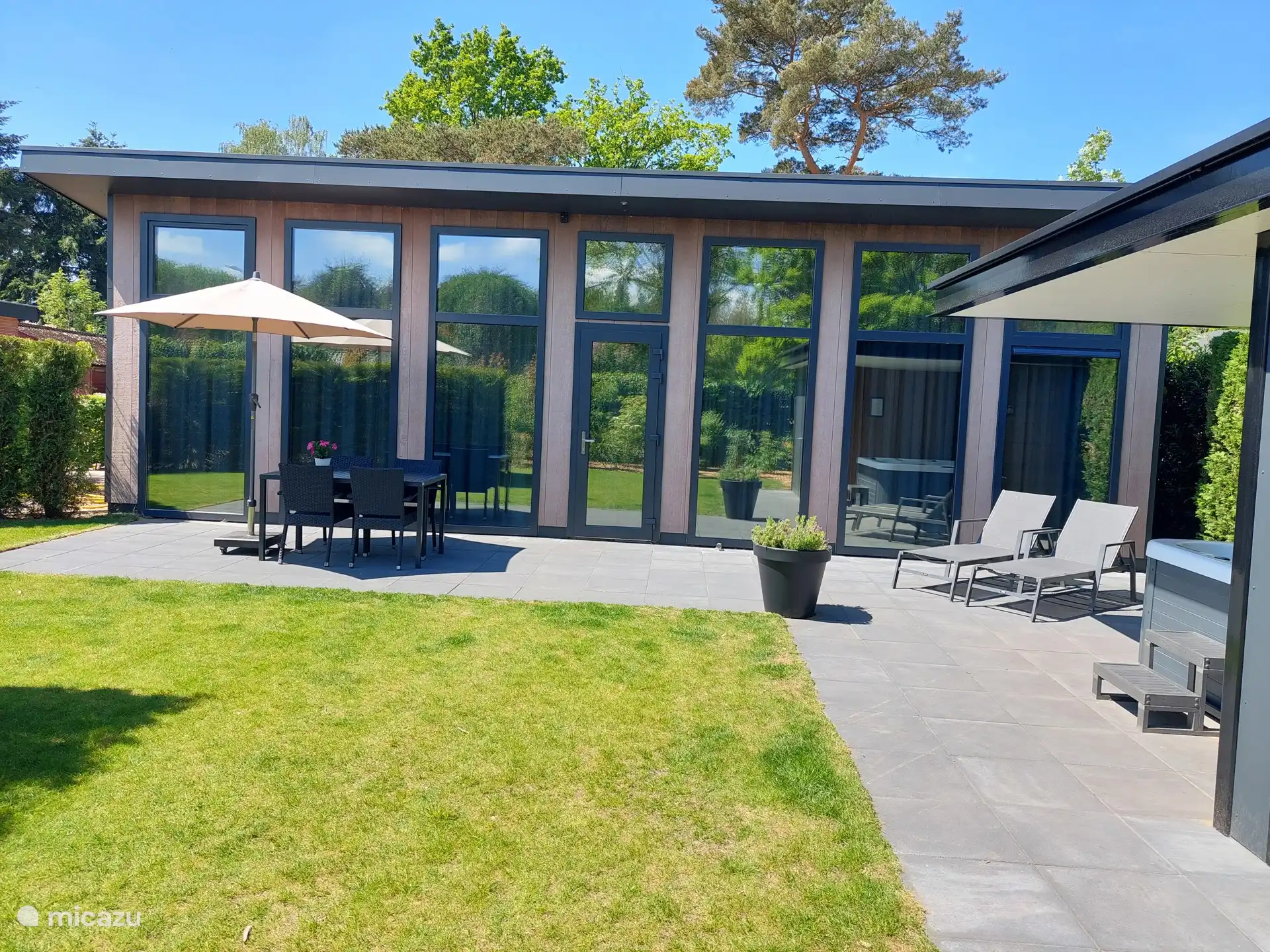 Vooraanzicht accommodatie