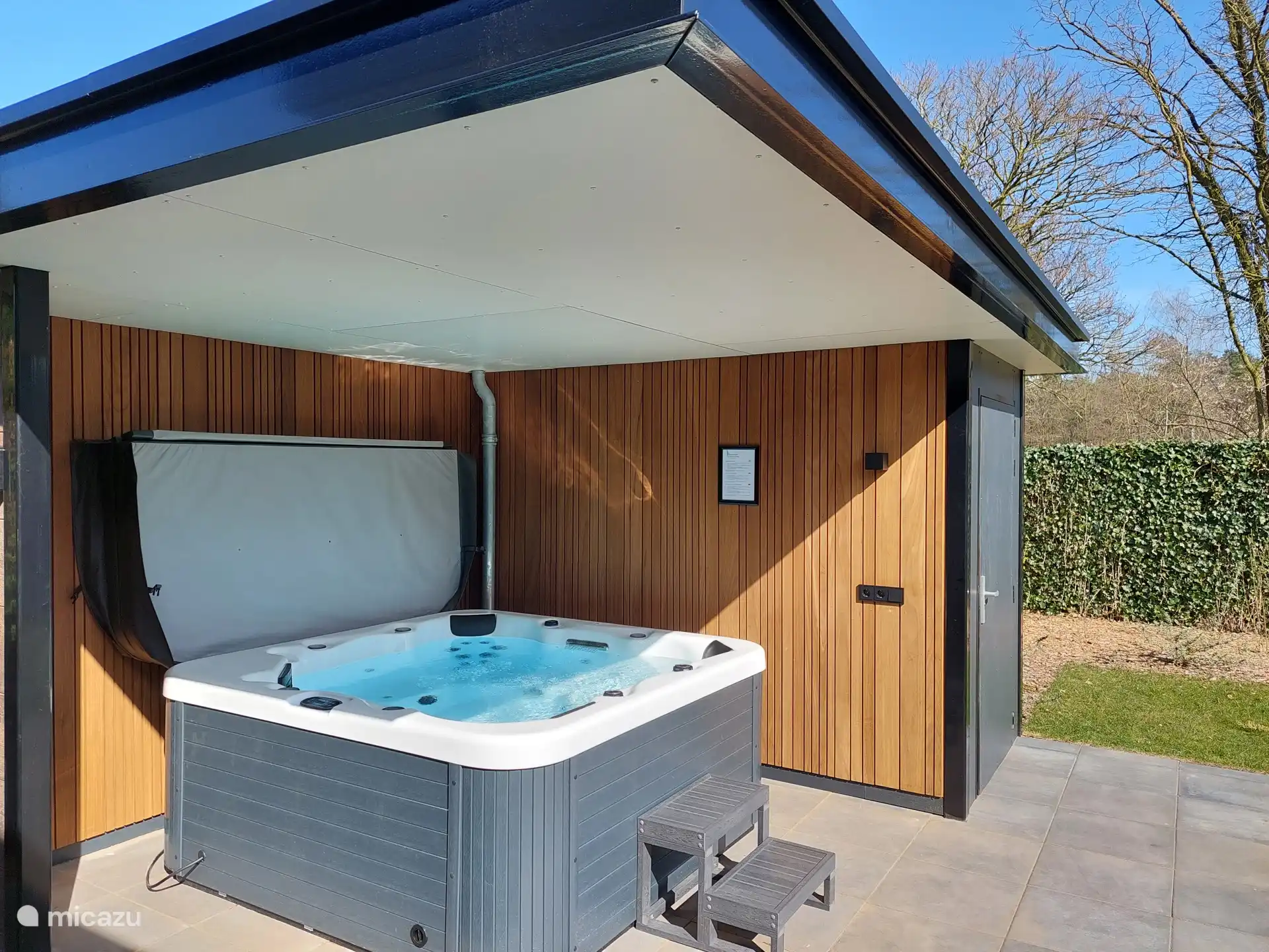 Jacuzzi-Überdachung.