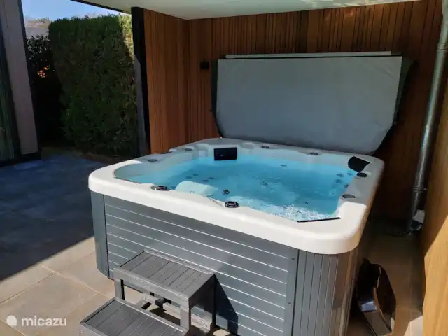 Bungalow confort con jacuzzi 01 en Países Bajos, Güeldres, Putten - casa vacacional Jacuzzi en la terraza.