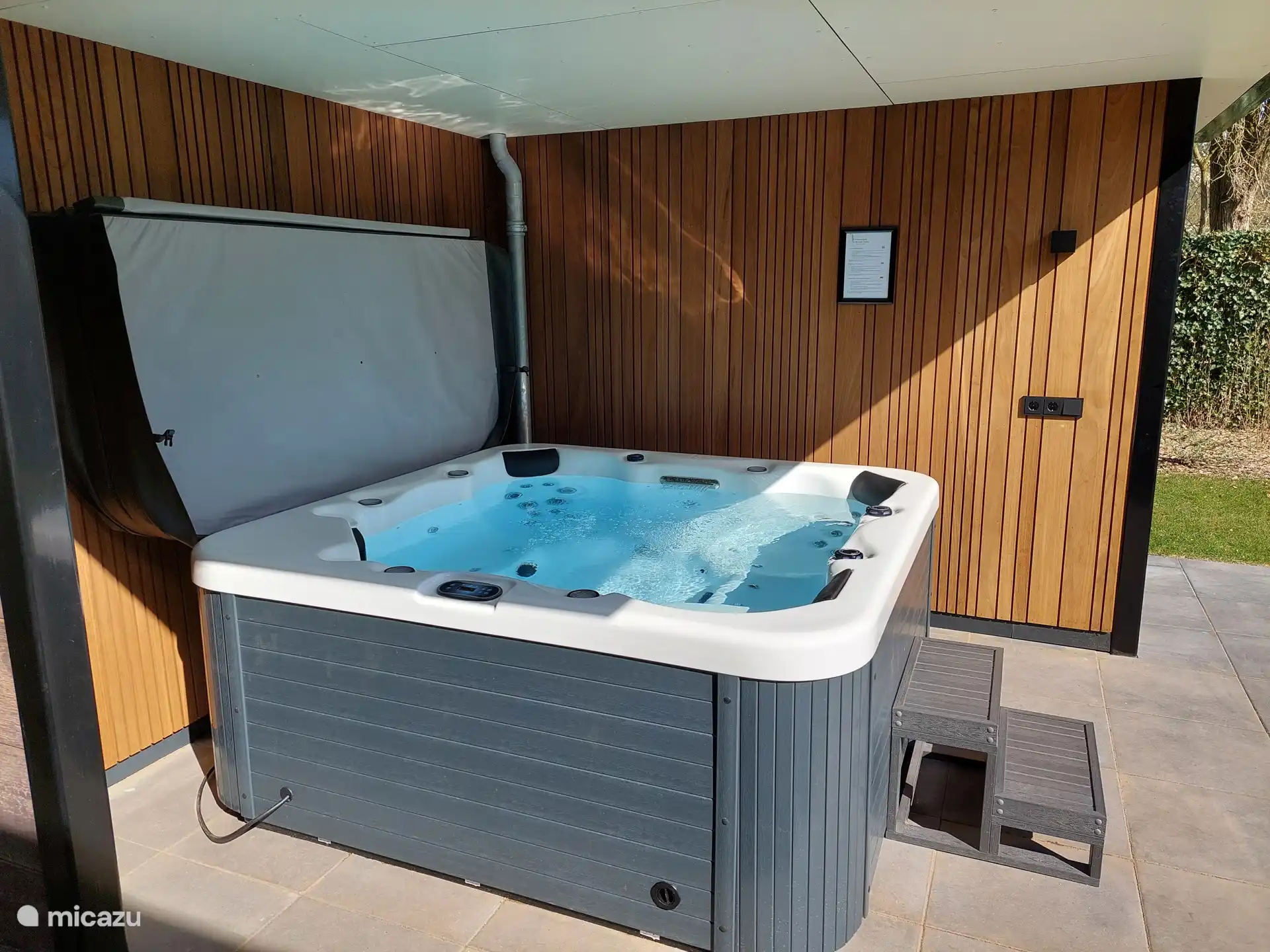 Auf der Terrasse wartet ein köstlicher heißer Whirlpool auf Sie!