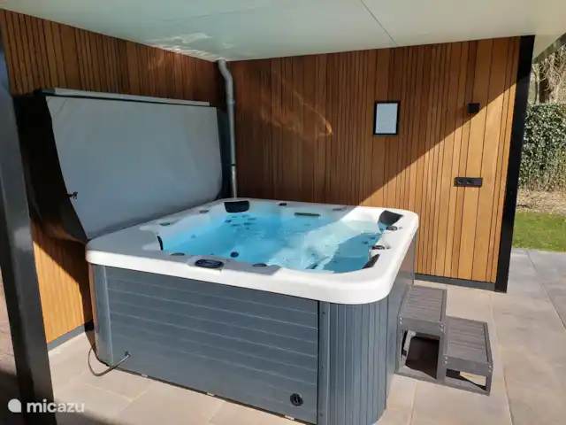Bungalow confort con jacuzzi 01 en Países Bajos, Güeldres, Putten - casa vacacional ¡Un delicioso jacuzzi caliente te espera en la terraza!