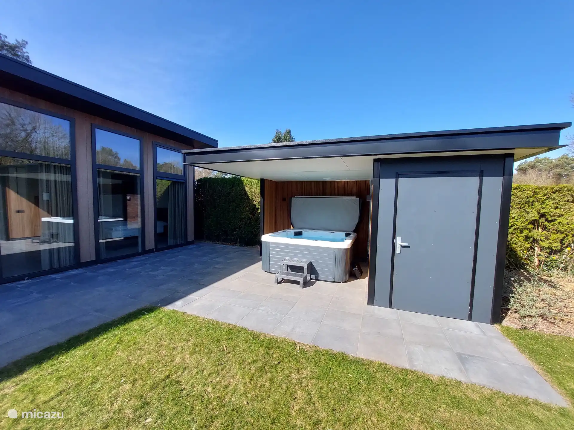 Mit Abstellraum für eventuelle Fahrräder.