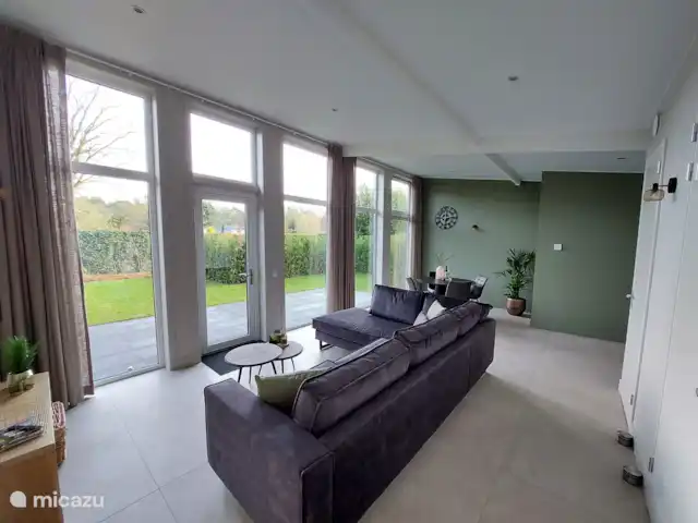 Bungalow confort con jacuzzi 01 en Países Bajos, Güeldres, Putten - casa vacacional Acogedora sala de estar