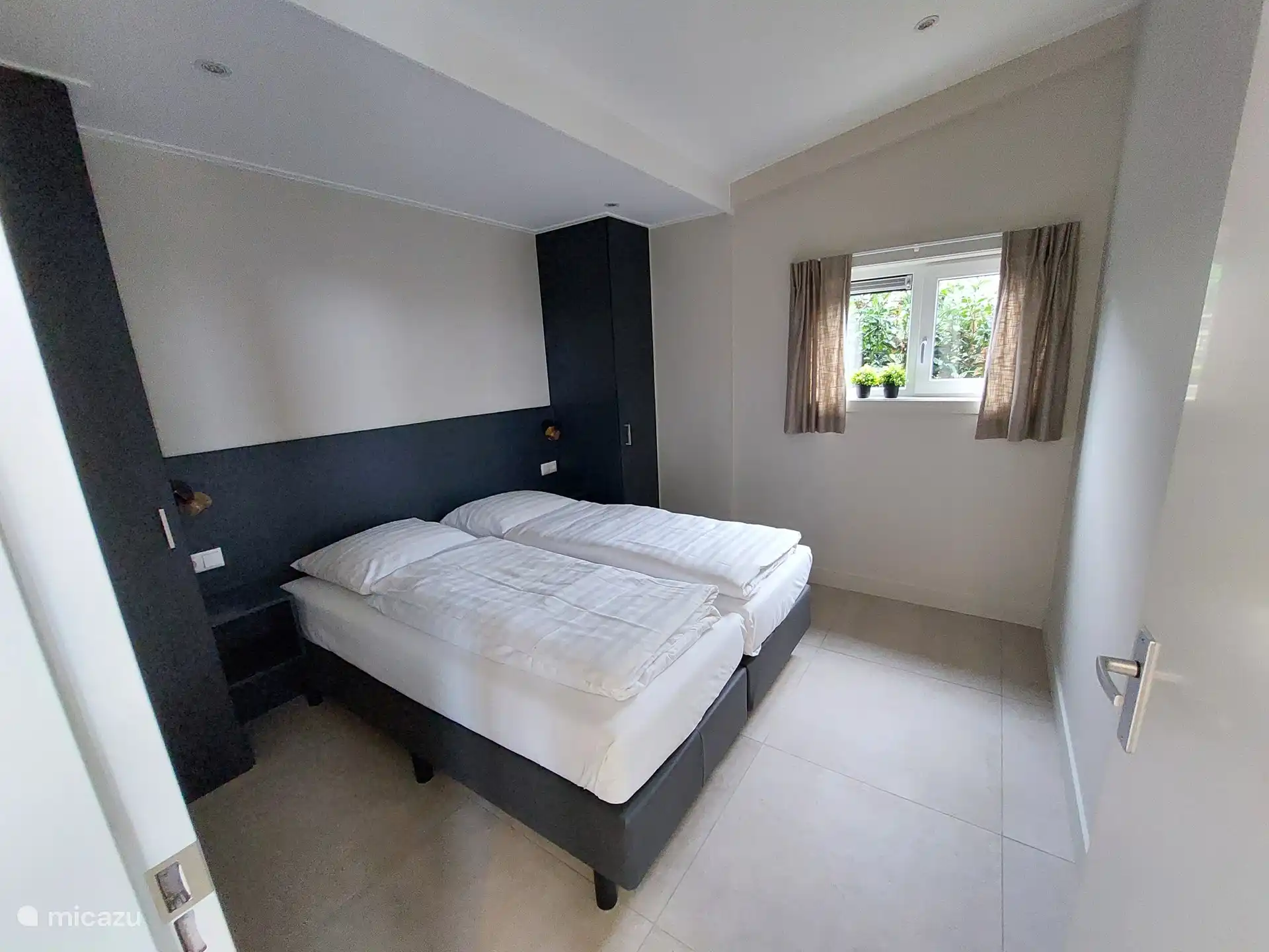 Schlafzimmer 1, mit 2 Einzel-Boxspringbetten