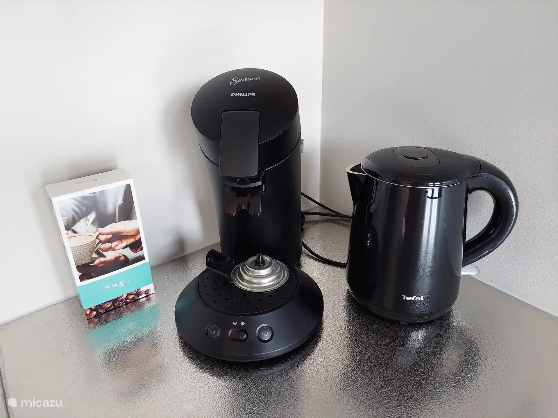 Senseo-Maschine, Wasserkocher und Kaffeepaket bei der Ankunft