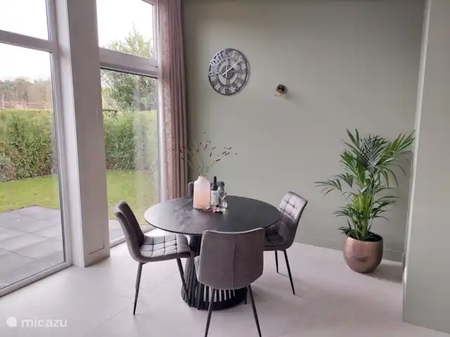 Bungalow confort con jacuzzi 01 en Países Bajos, Güeldres, Putten - casa vacacional Salón