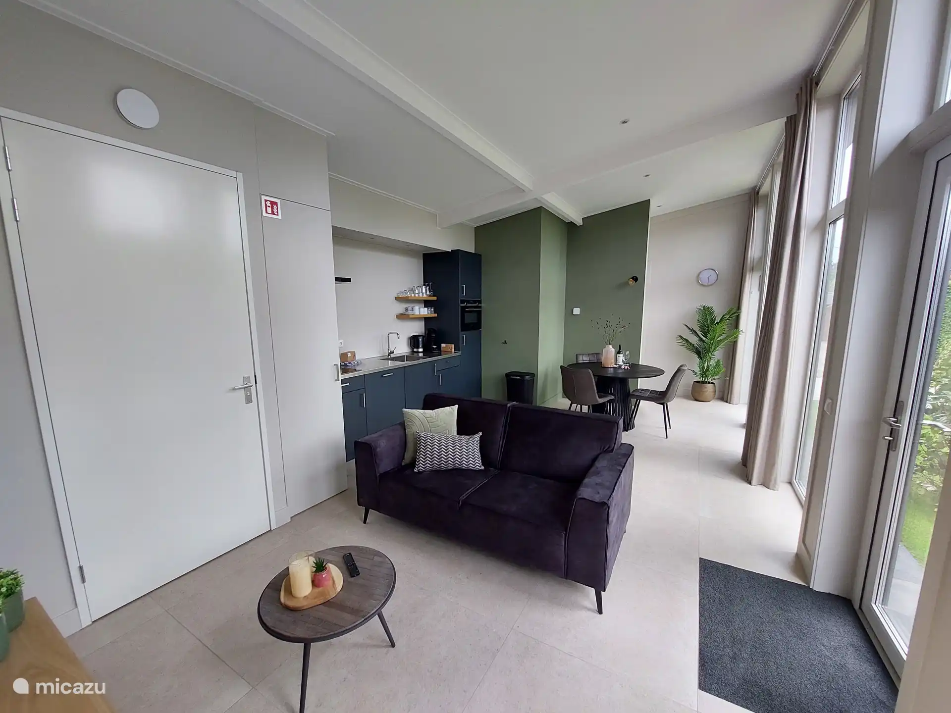 Gezellige woonkamer met grote ramen