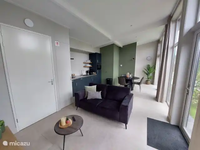 Bungalow confort 02 en Países Bajos, Güeldres, Putten - casa vacacional Acogedora sala de estar con grandes ventanales