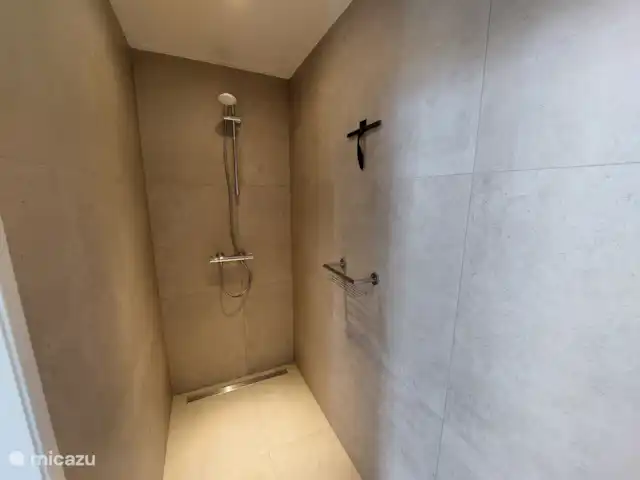 Bungalow confort 02 en Países Bajos, Güeldres, Putten - casa vacacional Cuarto de baño con ducha y lavabo