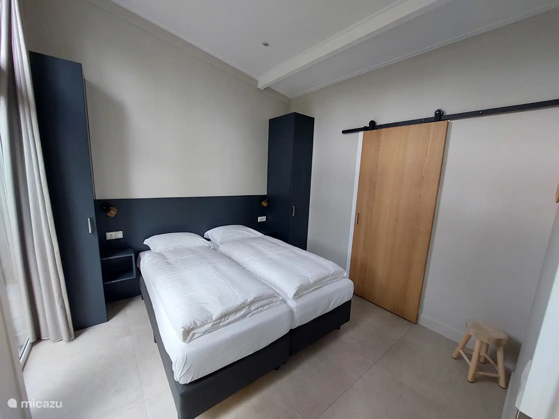 1 slaapkamer met 2 losse boxsprings
met opgemaakte bedden