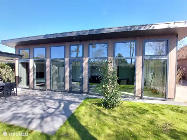 Bungalow confort 02 en Países Bajos, Güeldres, Putten - casa vacacional Vista frontal del alojamiento con grandes ventanales