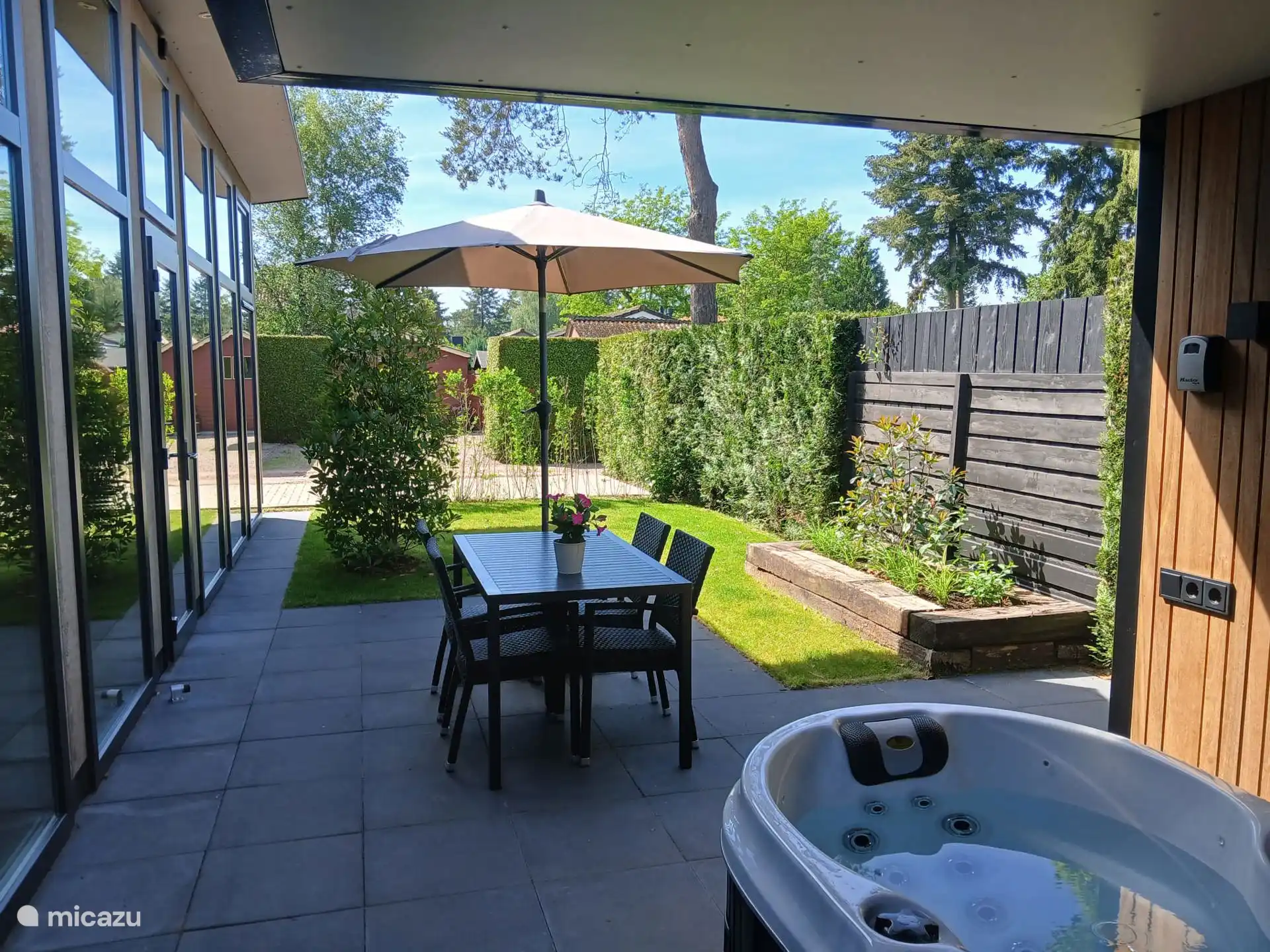 Terras met overkapping boven jacuzzi