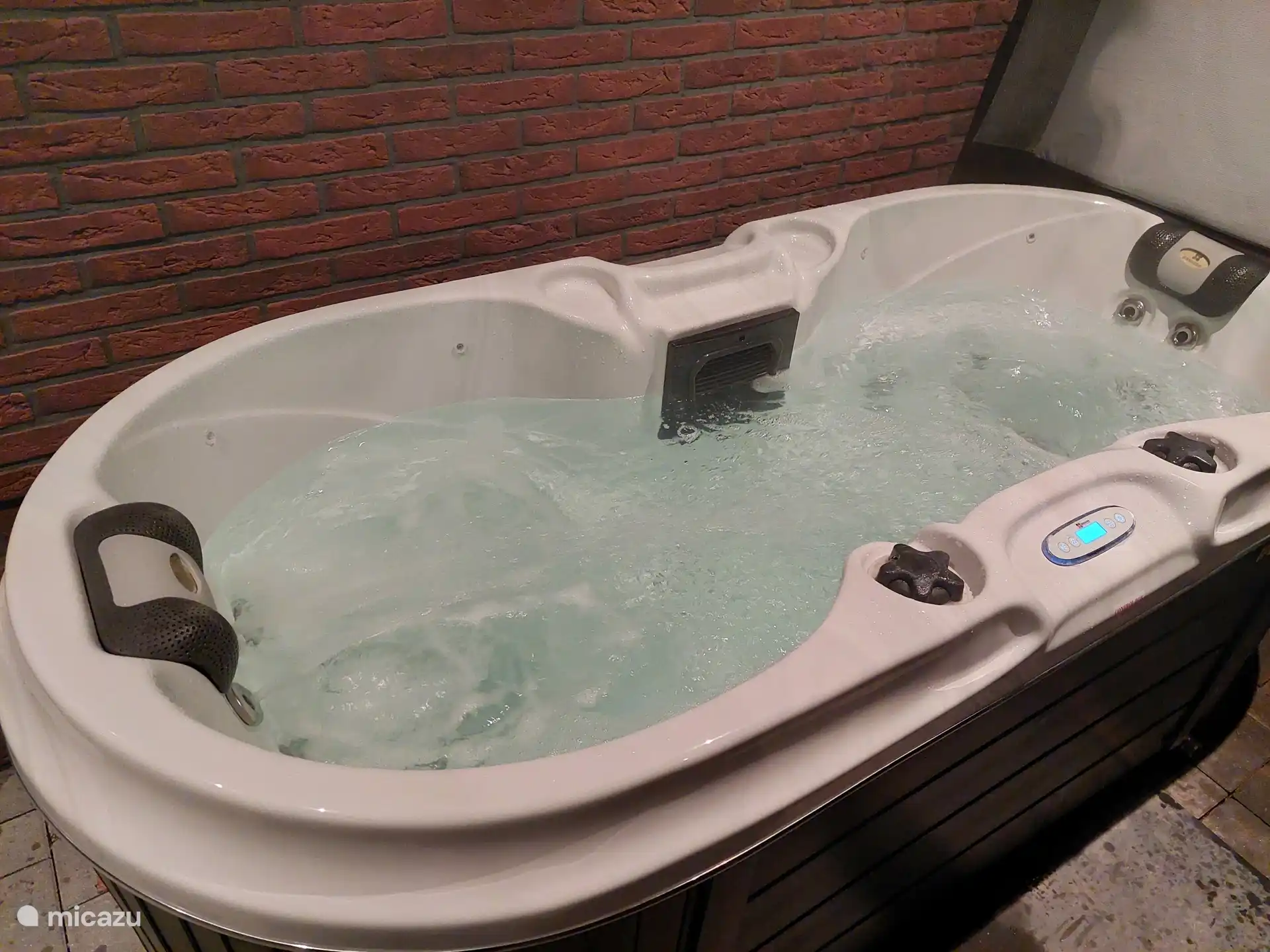 Er staat bij aankomst een 2 persoons jacuzzi met heerlijk warm water voor u klaar!
