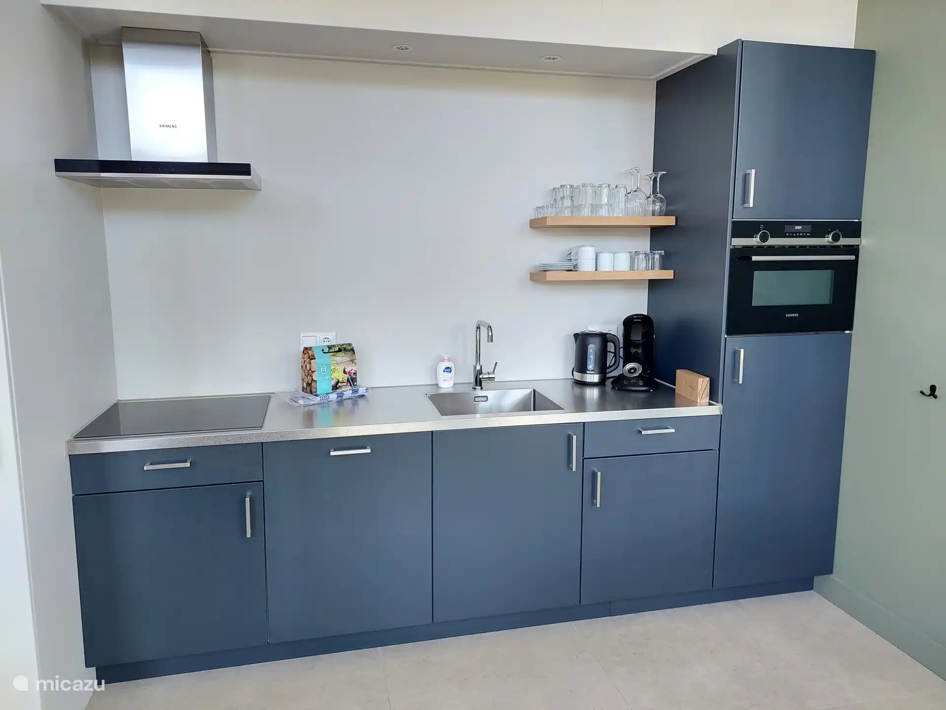 Keuken met combimagnetron, vaatwasser en koel/ vriescombinatie