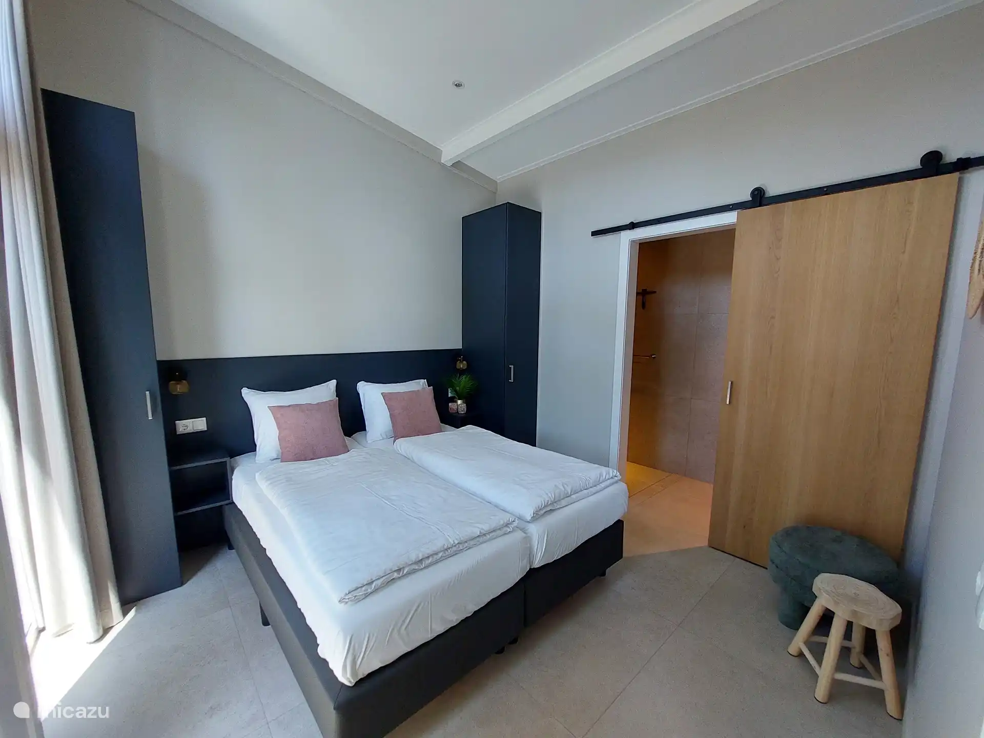 Slaapkamer met aangrenzende badkamer