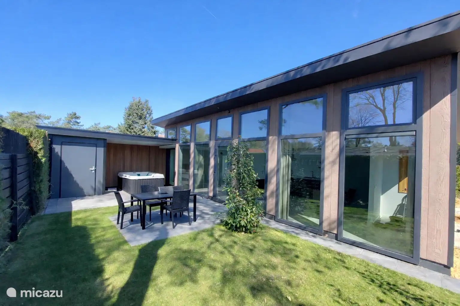 Nieuw gebouwde 2 persoons bungalow, met 2 persoons jacuzzi onder de overkapping.