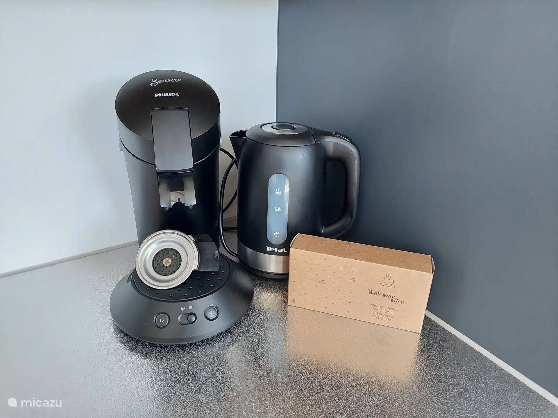 Senseo apparaat, waterkoker en koffie/ theepakketje
