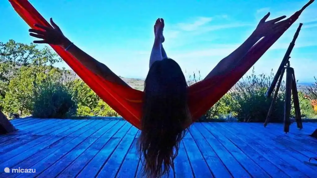 Die Hängematten auf der Terrasse
