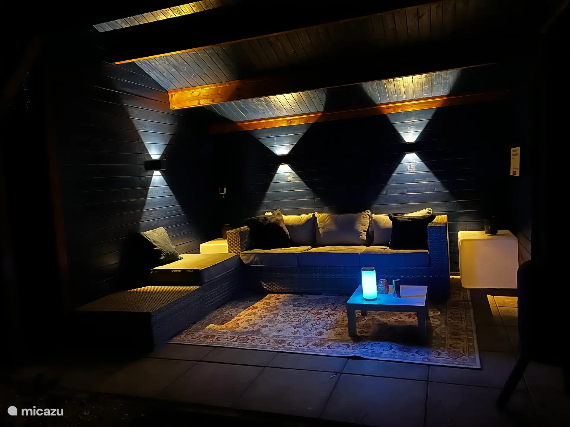 Abends sitzt man überdacht mit evtl. dem Holzofen an