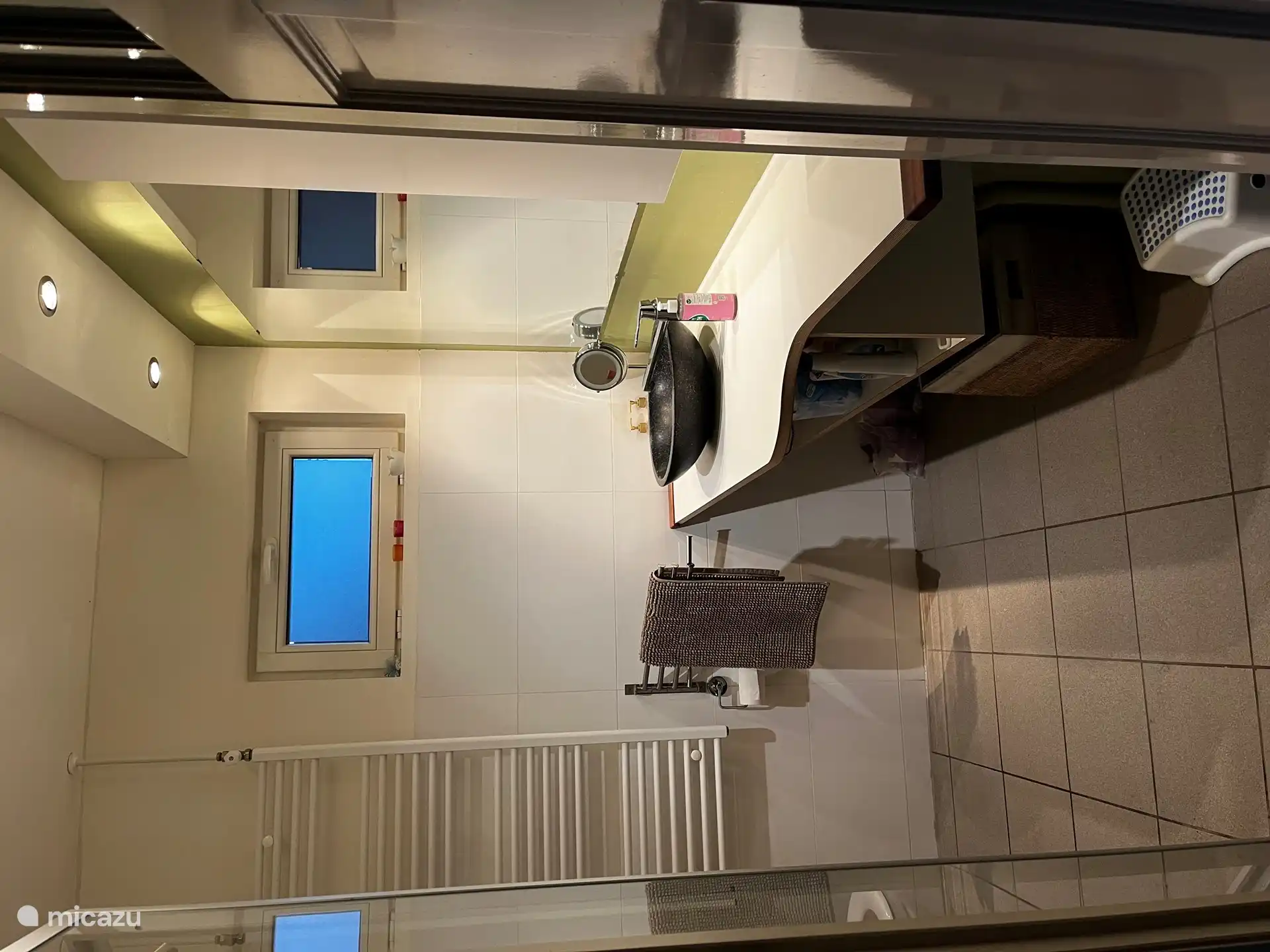 Badezimmer im Erdgeschoss mit Waschbecken, WC und Regendusche