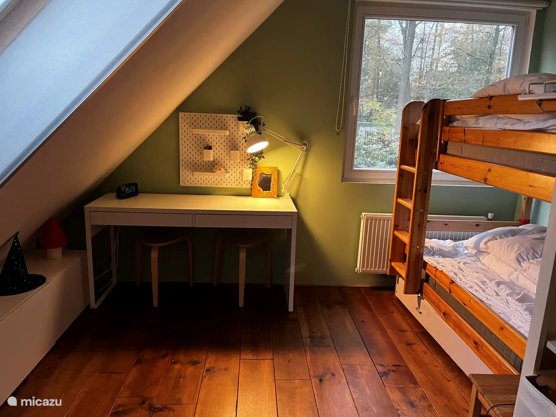 Helles, geräumiges Schlafzimmer mit Etagenbetten