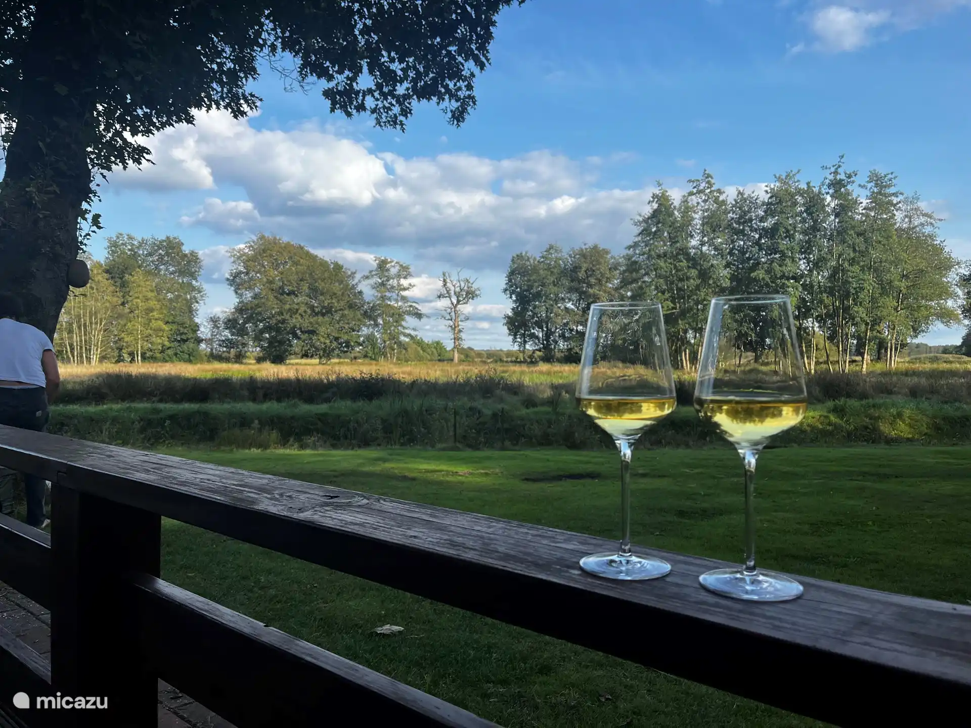 Von der Veranda aus steht Ihnen der Wein im Kühlschrank kalt