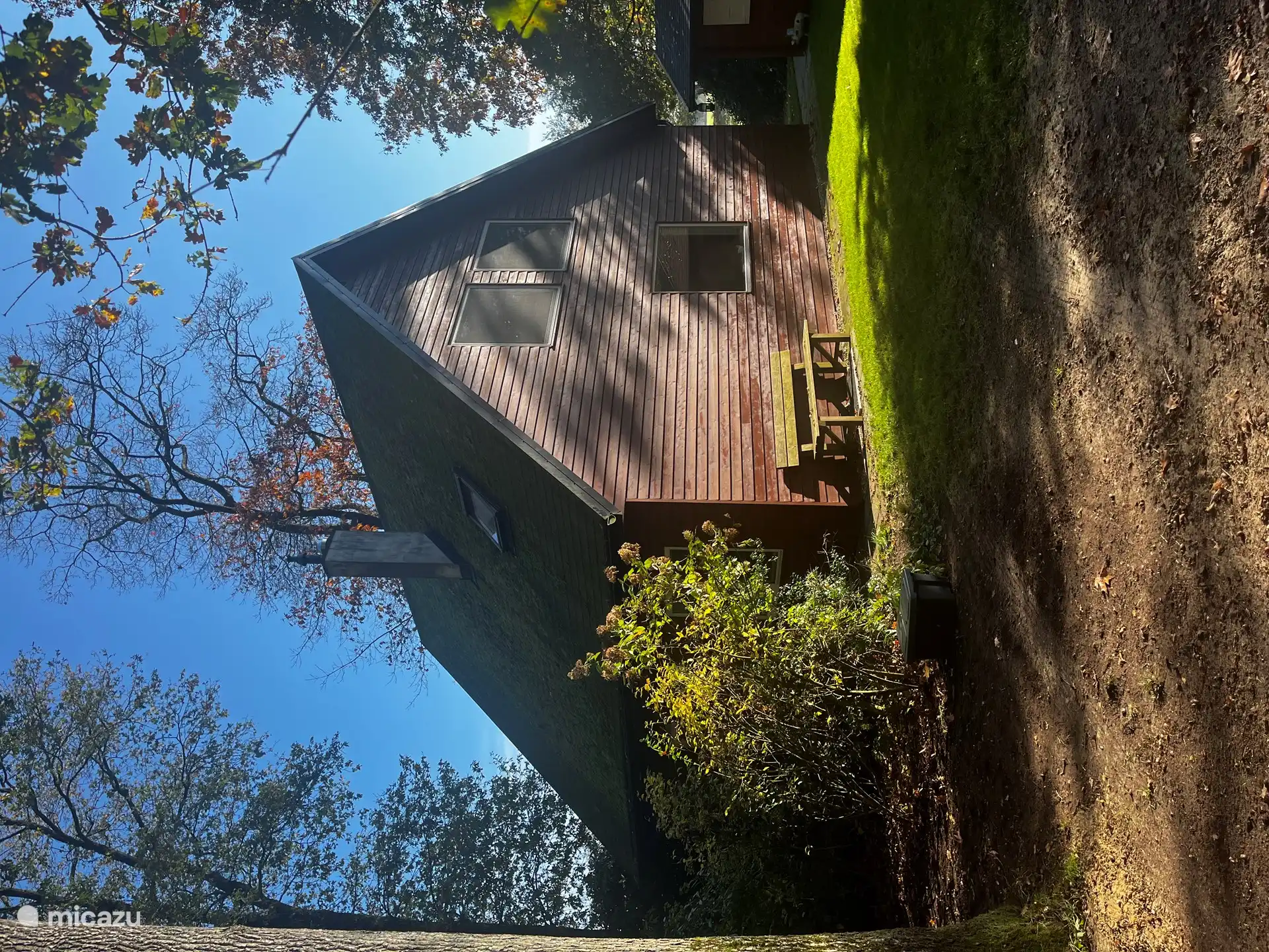 Seitenansicht des Hauses vom Parkplatz