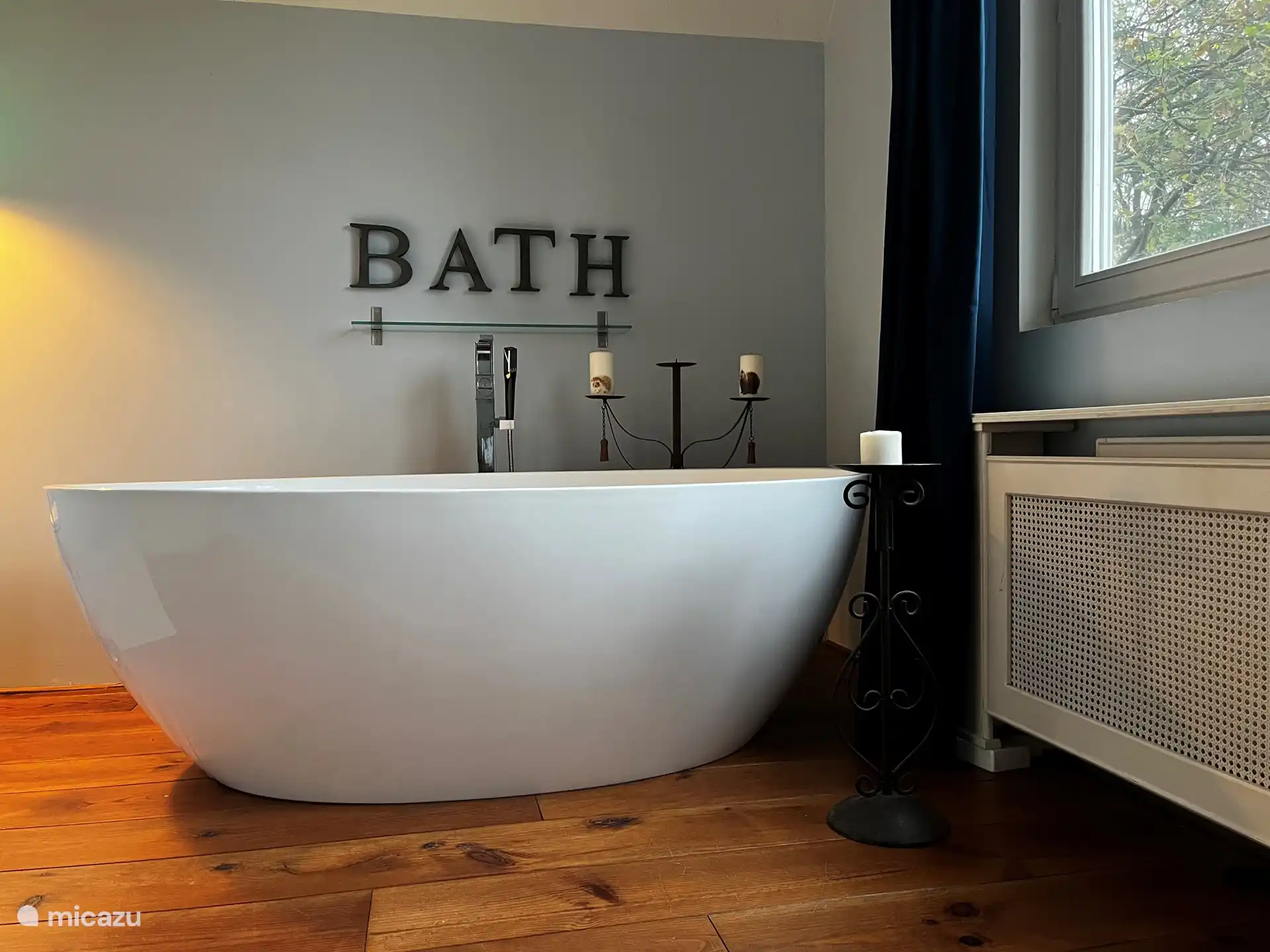 freistehende Badewanne im Obergeschoss