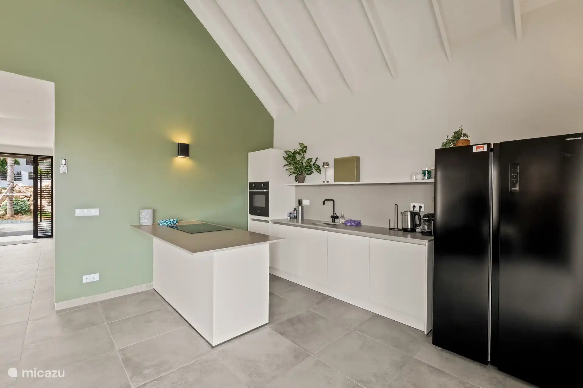 Moderne Küche mit Backofen, großem Kühlschrank, Geschirrspüler, Nespresso