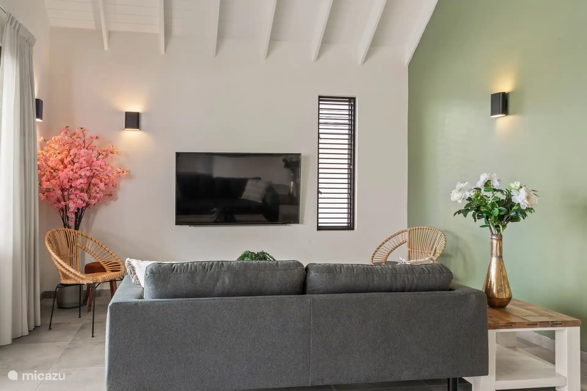 Entspannen Sie sich und schauen Sie fern auf diesem Sofa