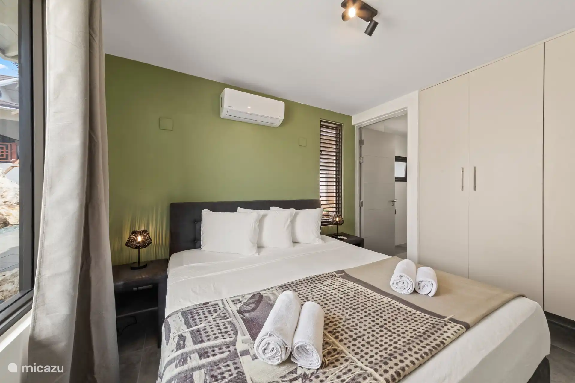 Hauptschlafzimmer mit geräumigem Kleiderschrank