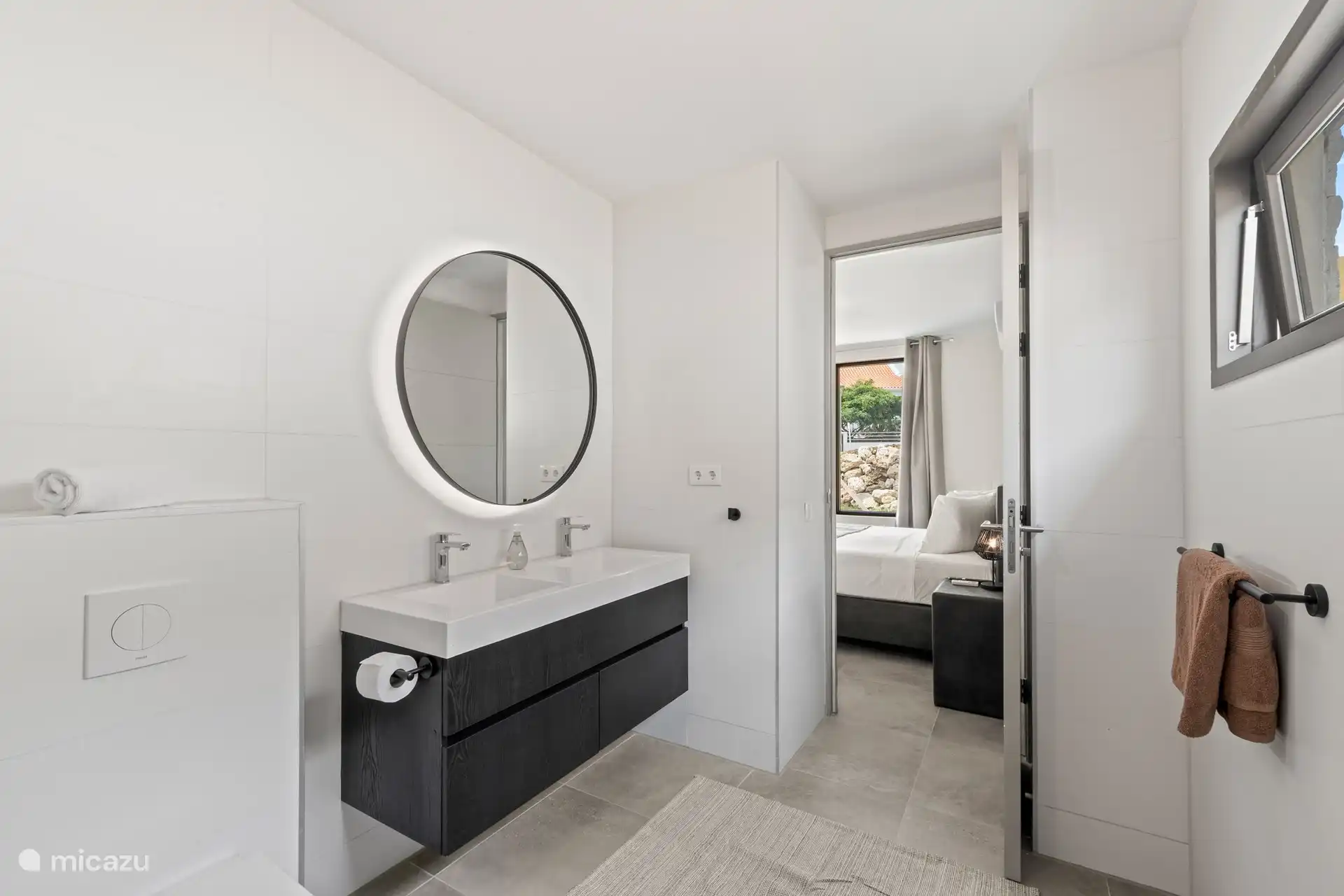 Badezimmer, das an das Hauptschlafzimmer angeschlossen ist