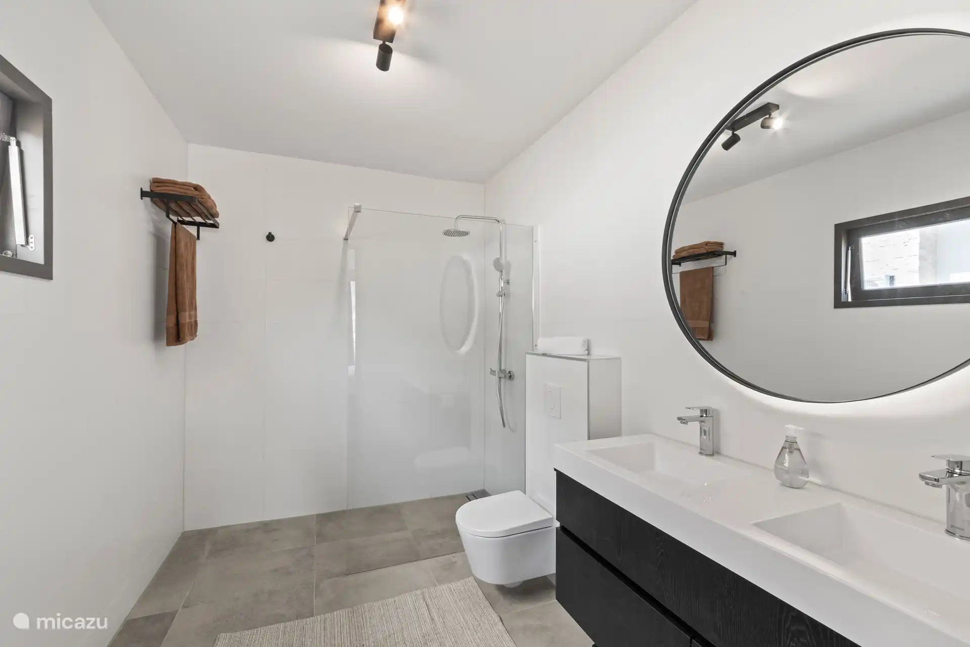 Schönes Badezimmer mit Regendusche, WC und Doppelwaschbecken