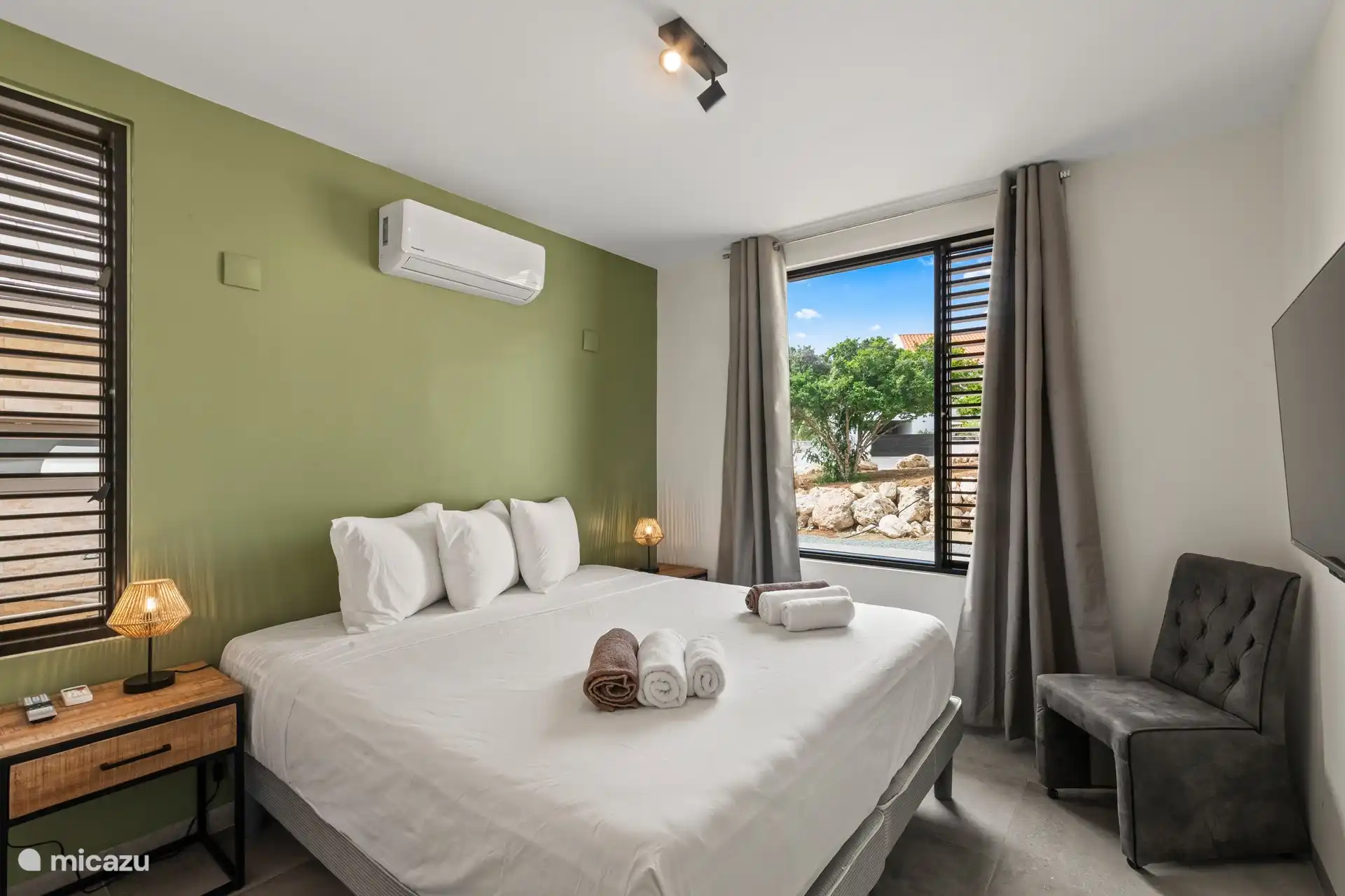 Schlafzimmer 2 mit Doppelbett, eigenem Bad und Klimaanlage