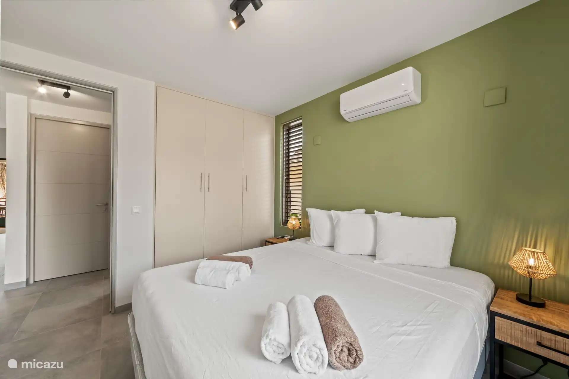 Schlafzimmer 2 mit geräumigem Kleiderschrank