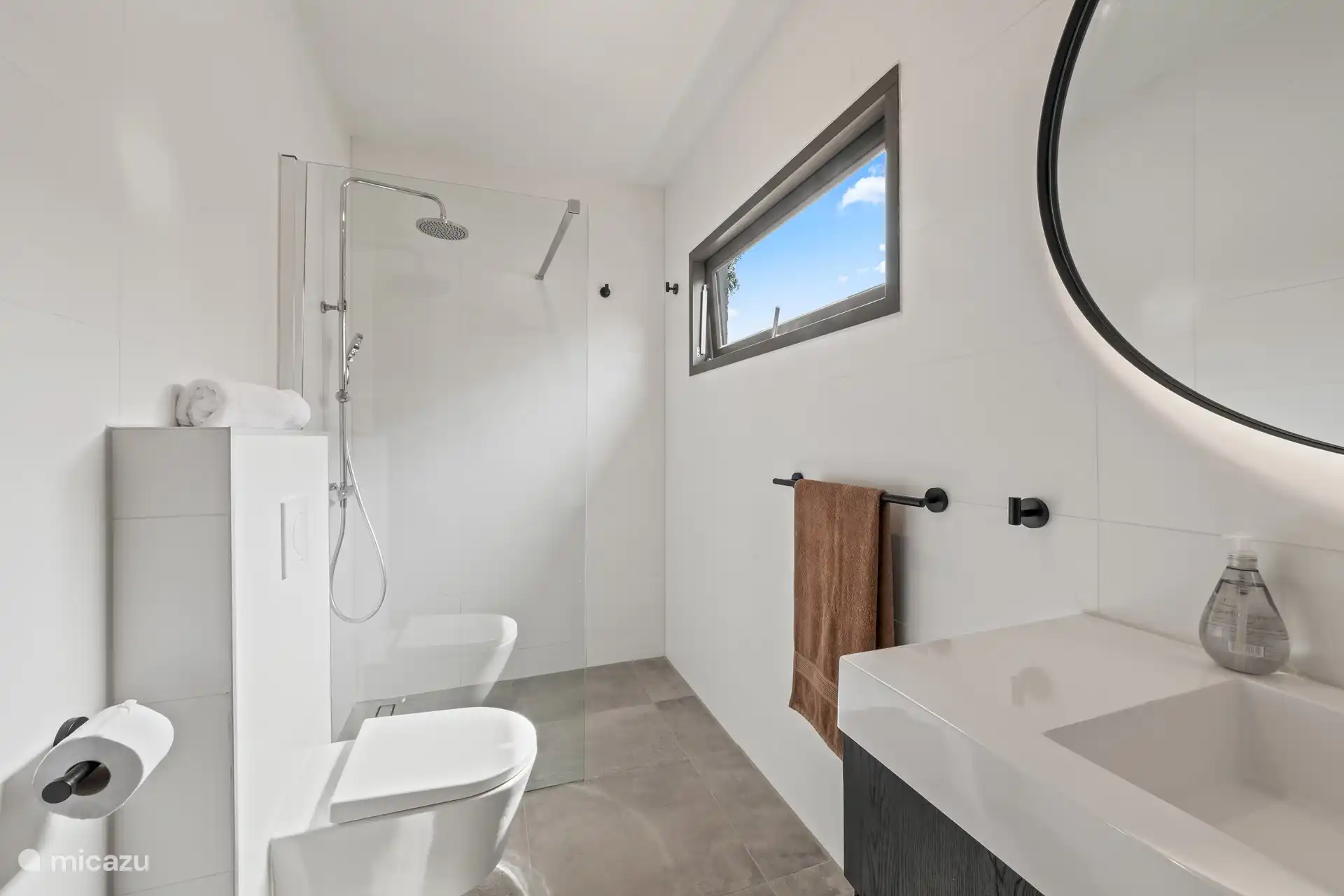 Badezimmer an Schlafzimmer 2 angeschlossen