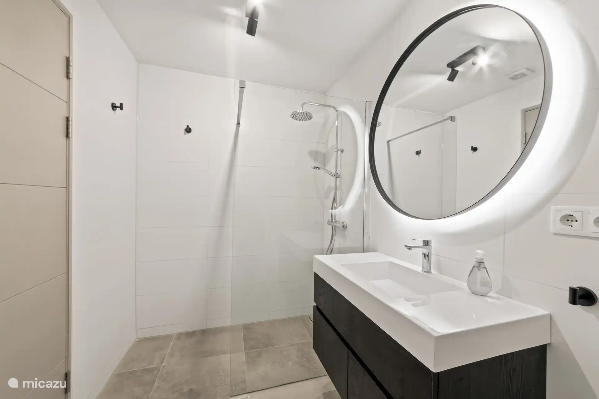 Badezimmer an Schlafzimmer 3 angeschlossen