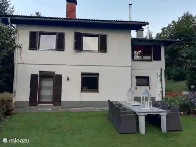 Location de Vacances Autriche, Carinthie, Nötsch, appartement - HAUS VANESSA Vue arrière avec jardin clôturé