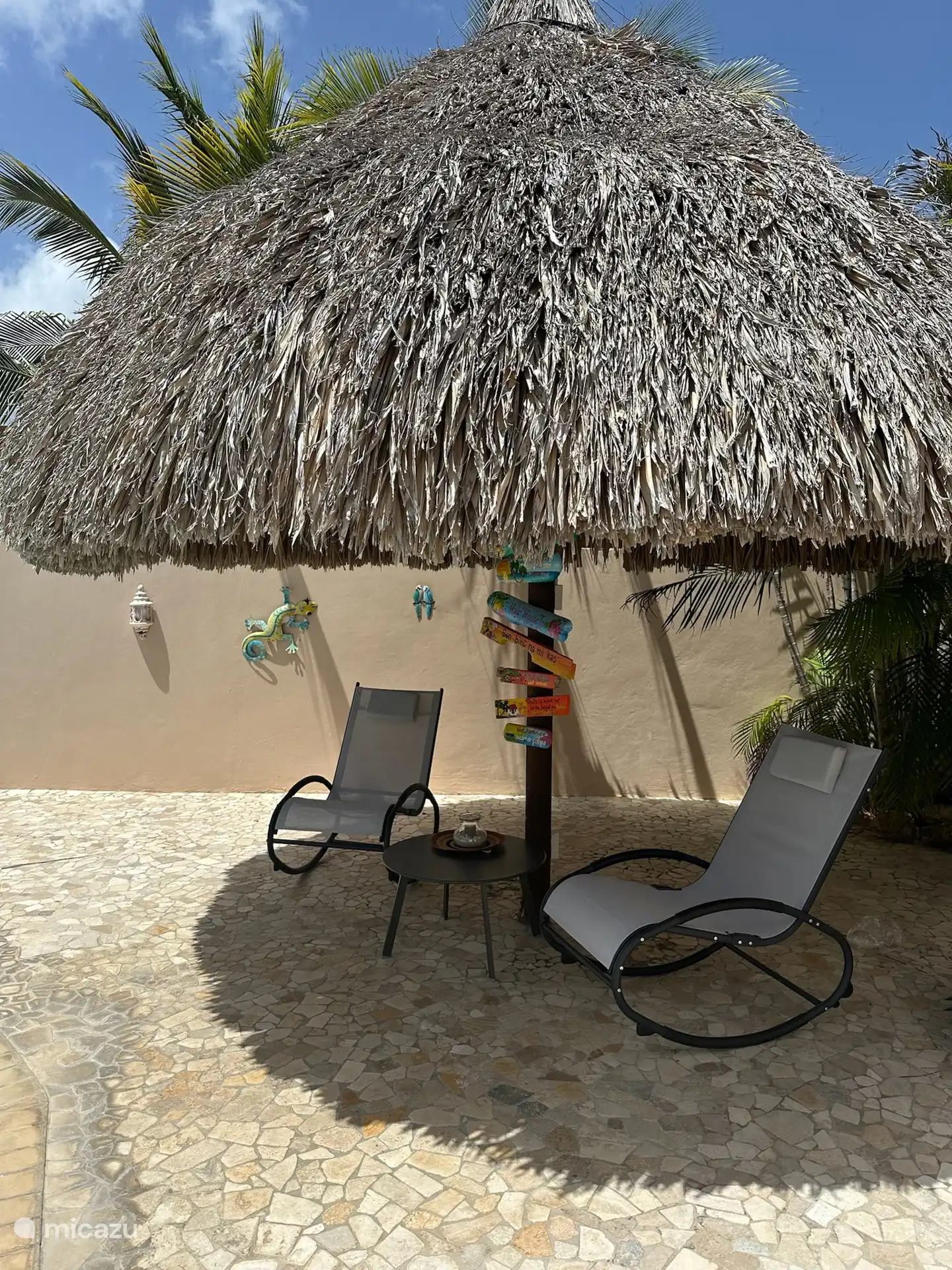 Zitje aan het zwembad 