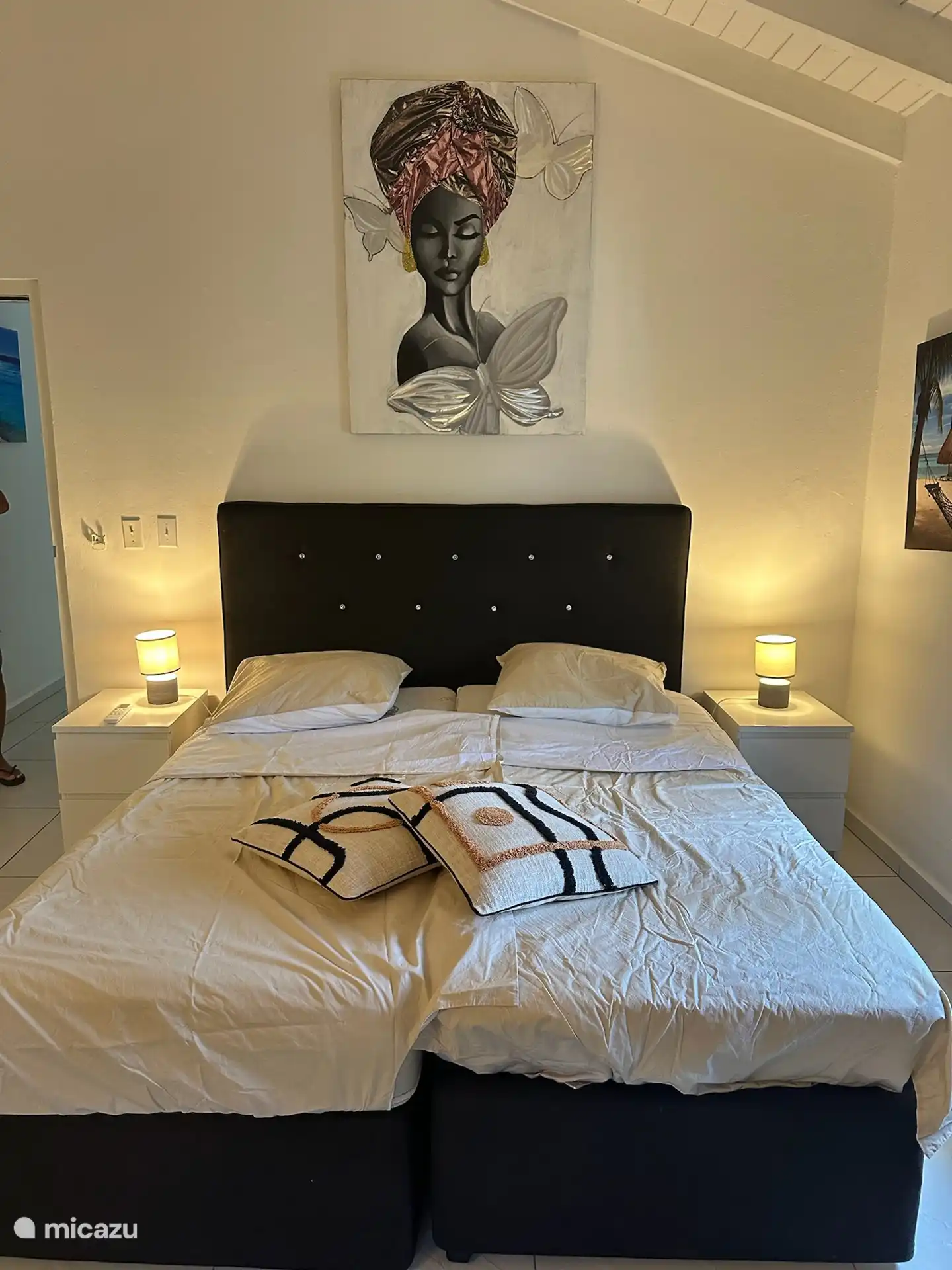 Hoofdslaapkamer met tweepersoons bed en eigen badkamer in de kamer 