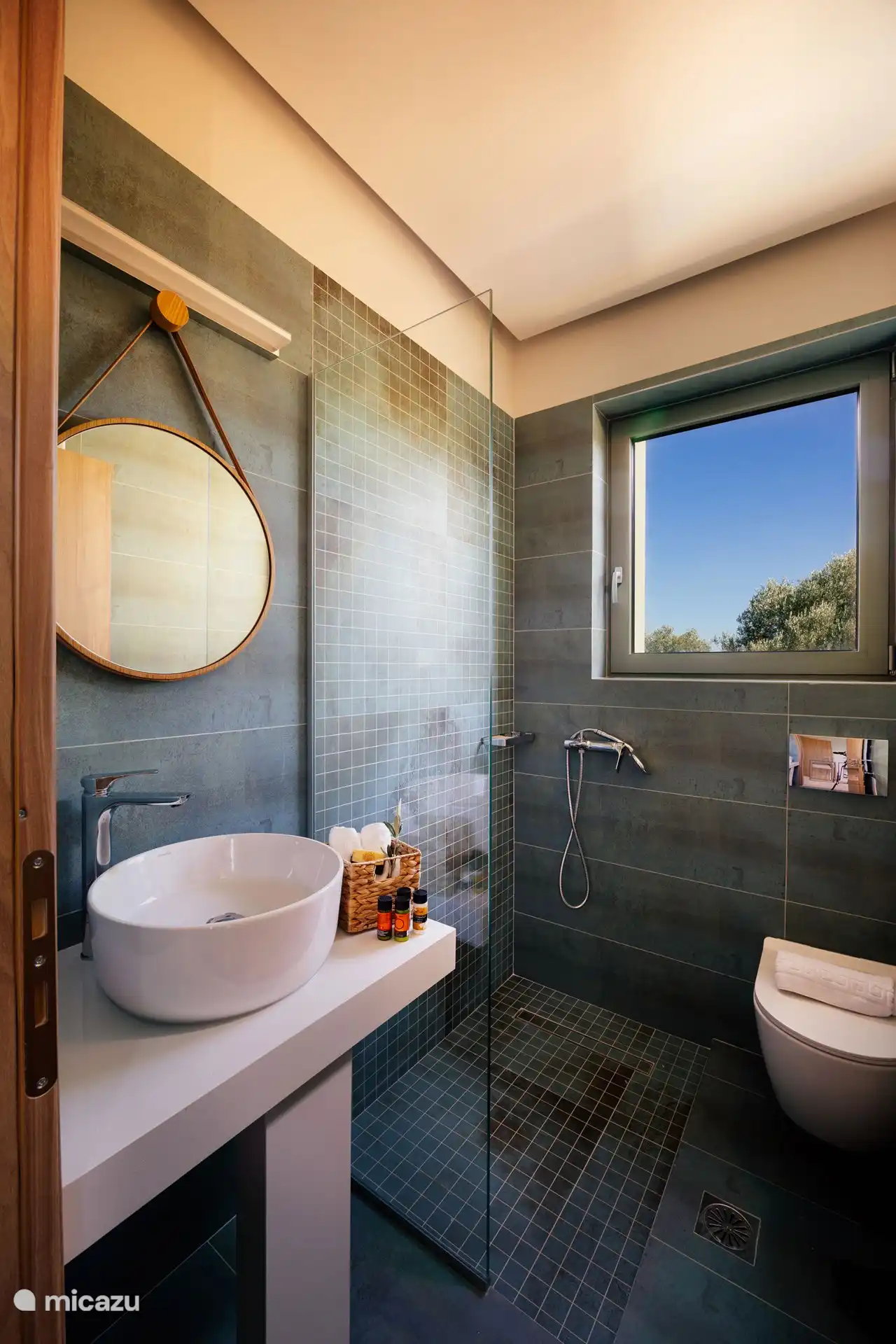 The en-suite bathroom of the first floor 