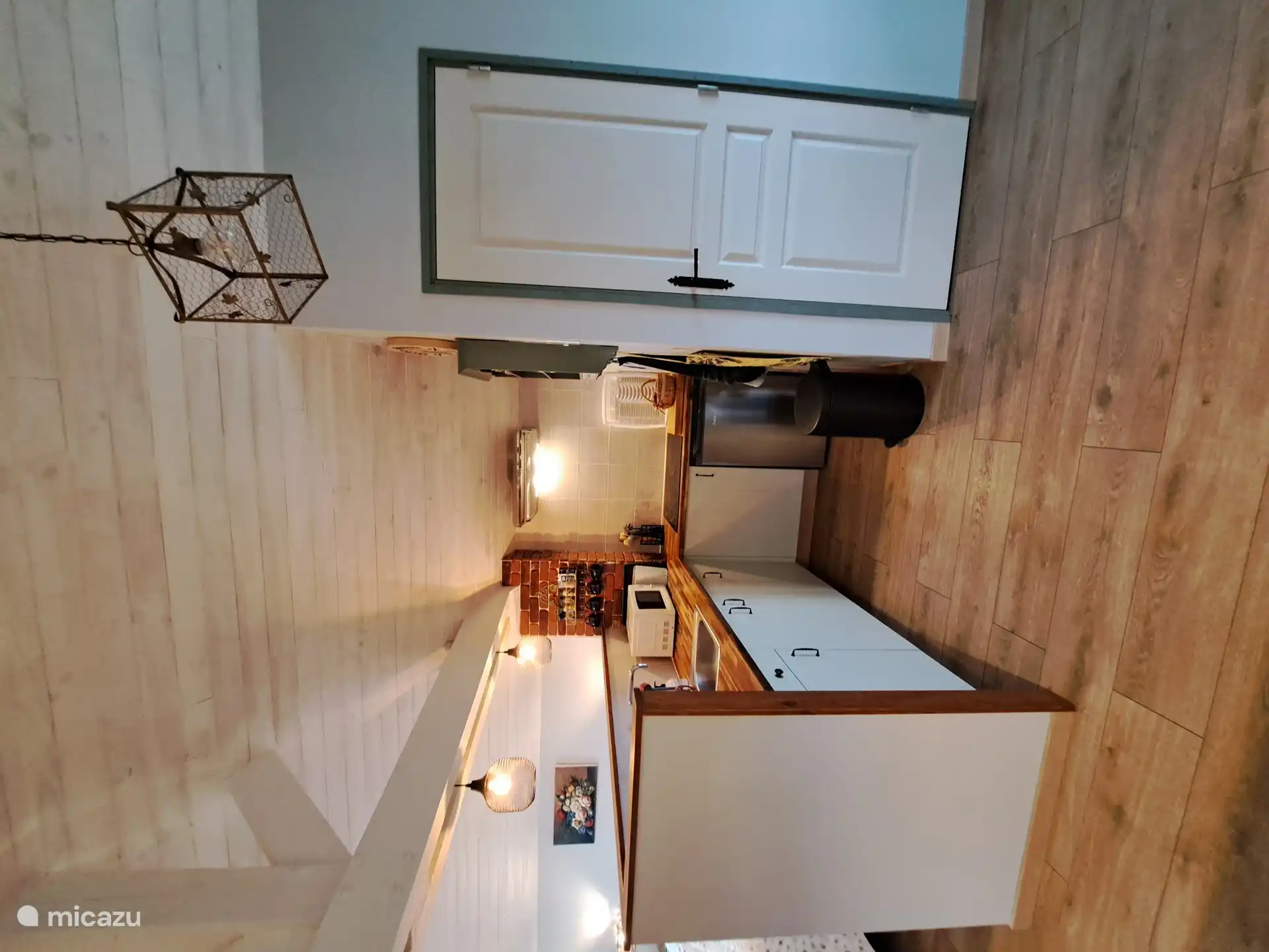 kitchen, door to the bathroom.
The toilet is separate from the bathroom.