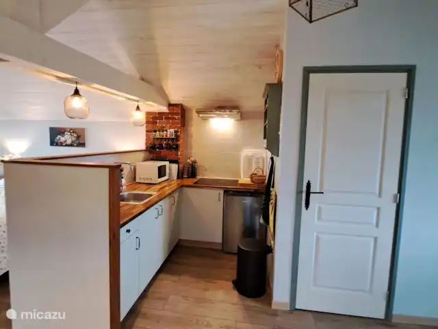 Location de Vacances France, Lot-et-Garonne, Montayral, gîte / cottage - La belle vue  cuisine, porte donnant sur la salle de bain.
Les toilettes sont séparées de la salle de bain.
