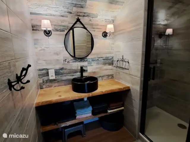 Location de Vacances France, Lot-et-Garonne, Montayral, gîte / cottage - La belle vue  Salle de bain avec cabine de douche, sèche-cheveux, serviettes.