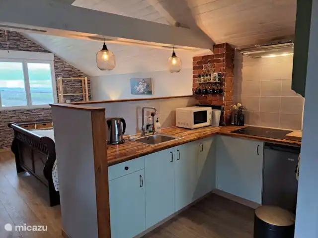 Location de Vacances France, Lot-et-Garonne, Montayral, gîte / cottage - La belle vue  Cuisine ouverte : réfrigérateur, plaque électrique, magnatron, cafetière, bouilloire.